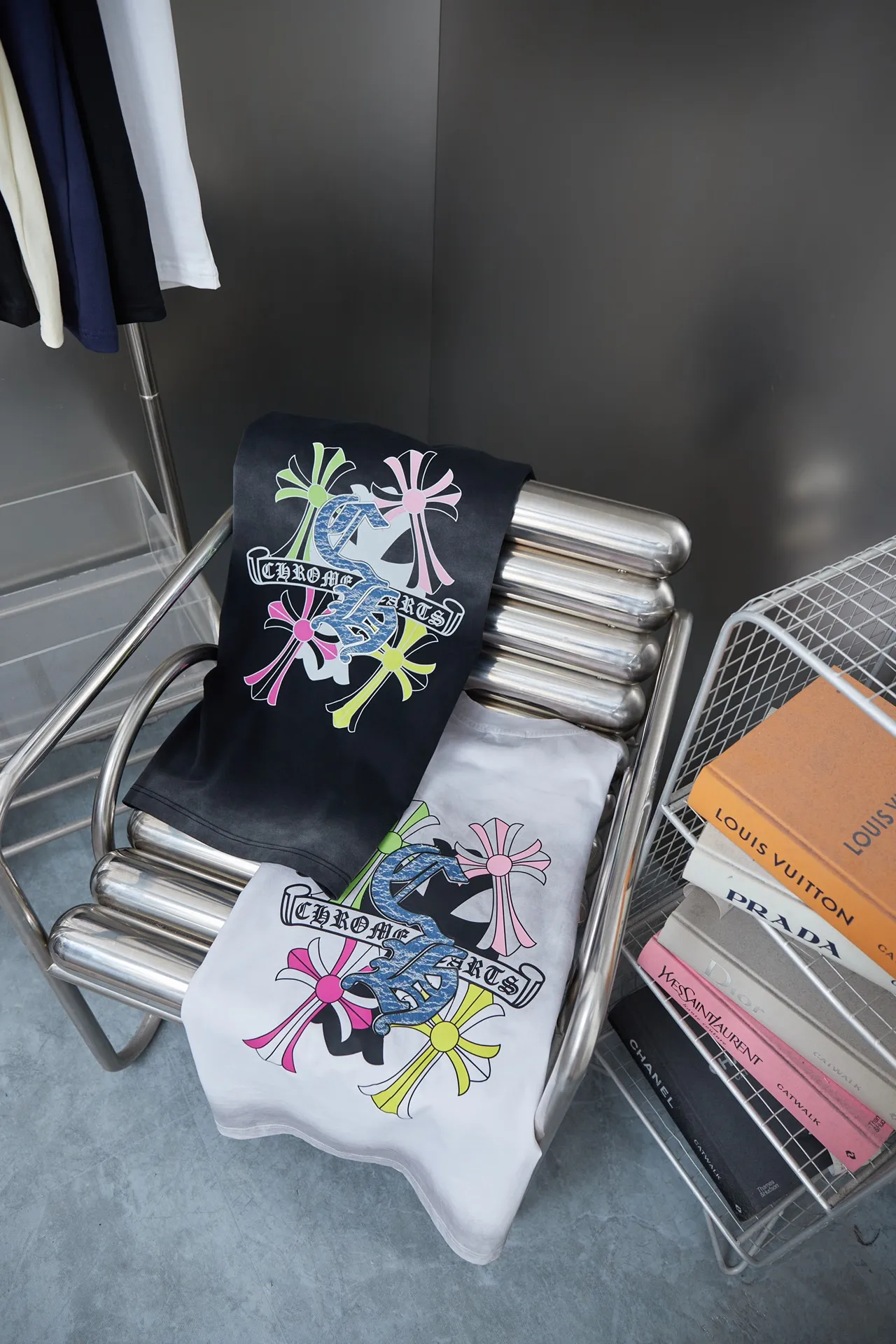 🅿️200 Ch*ome Hearte 25SS early spring new style, Croix heart logo printed short sleeves, light luxury, a must-have item for daily commuting for men and women, correct version, welcome to compare, detailed features · 320g 100% pure cotton double yarn jersey fabric · Custom dyed in the same vat, special thickened 32 count double-strand 1X1 thread · Digital direct printing ➕ Three-dimensional thick letter logo · Ready-to-wear dyeing Then do the faded fried snowflake process, then wash it to make it look old · General washing to improve the effect · Double needle stitching and cross-stitch process · Original main mark, washed tag, brand moisture-proof paper packaging Color: black/white Size: S/M/L/XL